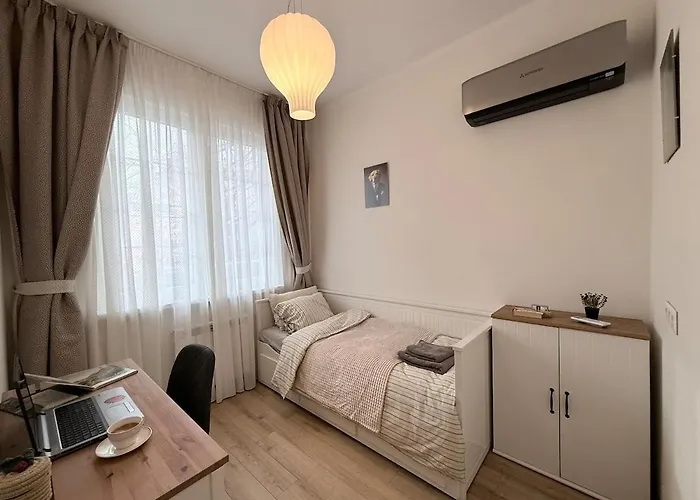 New Center Cozy 3 Bedroom *