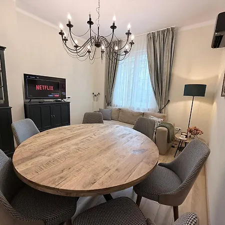 New Center Cozy 3 Bedroom