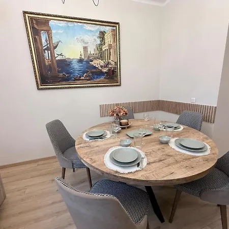 New Center Cozy 3 Bedroom