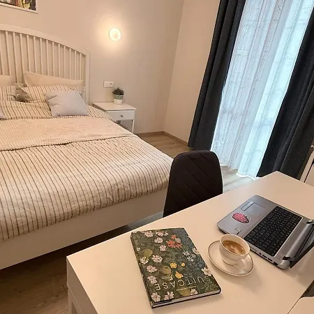 New Center Cozy 3 Bedroom アパート