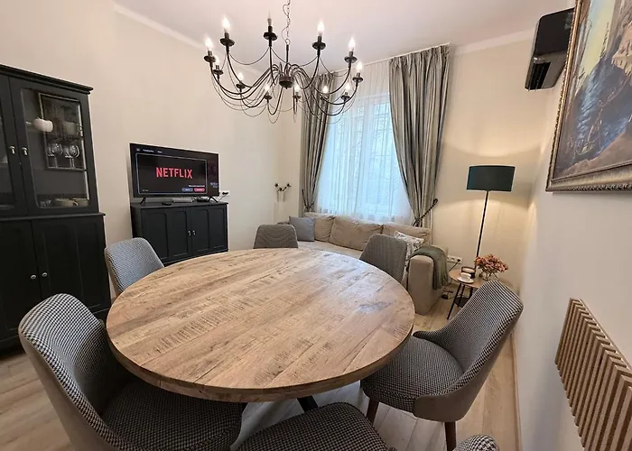 New Center Cozy 3 Bedroom