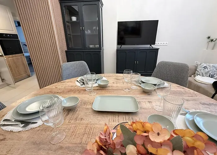 New Center Cozy 3 Bedroom