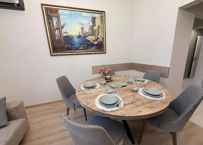 New Center Cozy 3 Bedroom