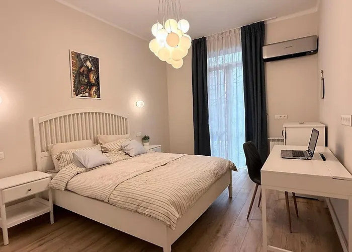 New Center Cozy 3 Bedroom