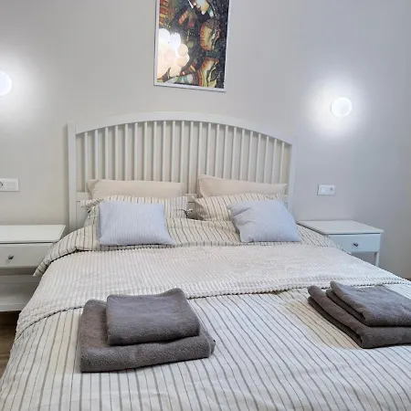 New Center Cozy 3 Bedroom *