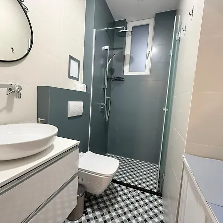 New Center Cozy 3 Bedroom *