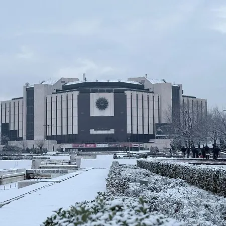 New Center Cozy 3 Bedroom Apartment *