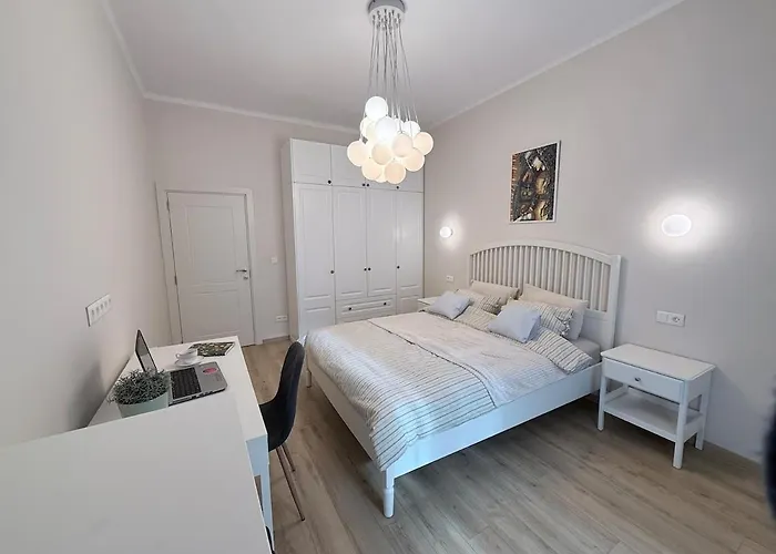 New Center Cozy 3 Bedroom